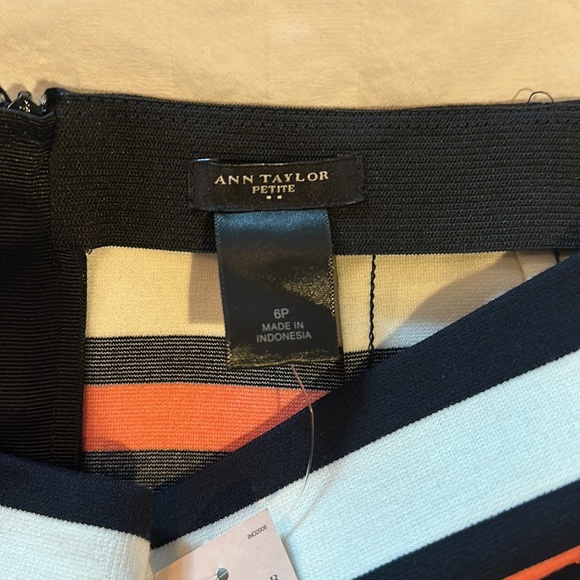 Ann Taylor stretch skirt. - Picture 2 of 5